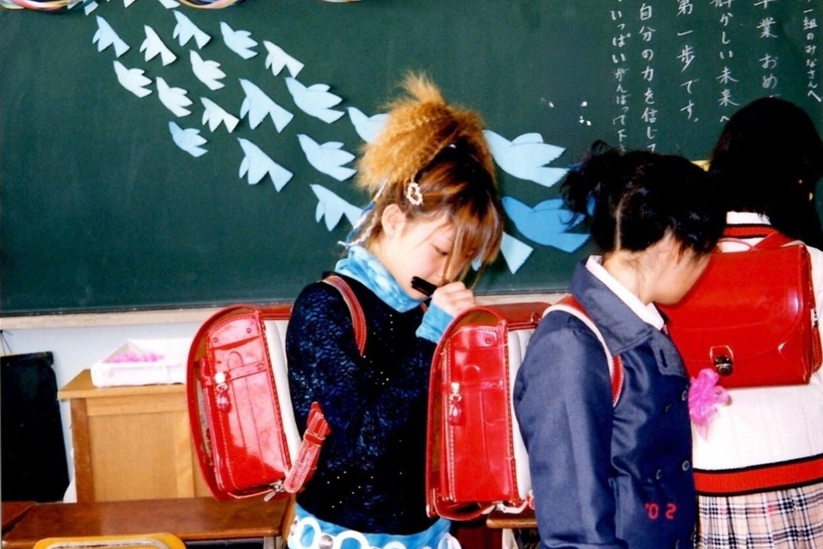 田中れいなが公開した小学校卒業式での1枚。衝撃的なパイナップルヘアーだ（画像・『田中れいな 公式』のX「@ganbareina11」より）