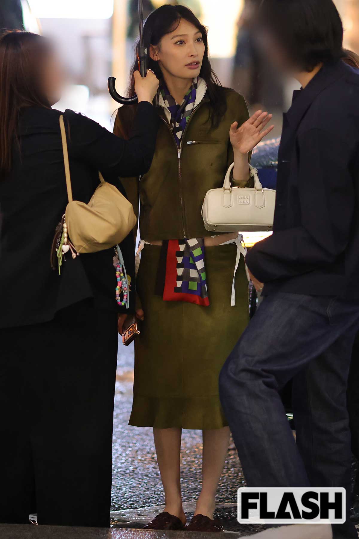 鮮やかなスカーフを巻いた大政絢