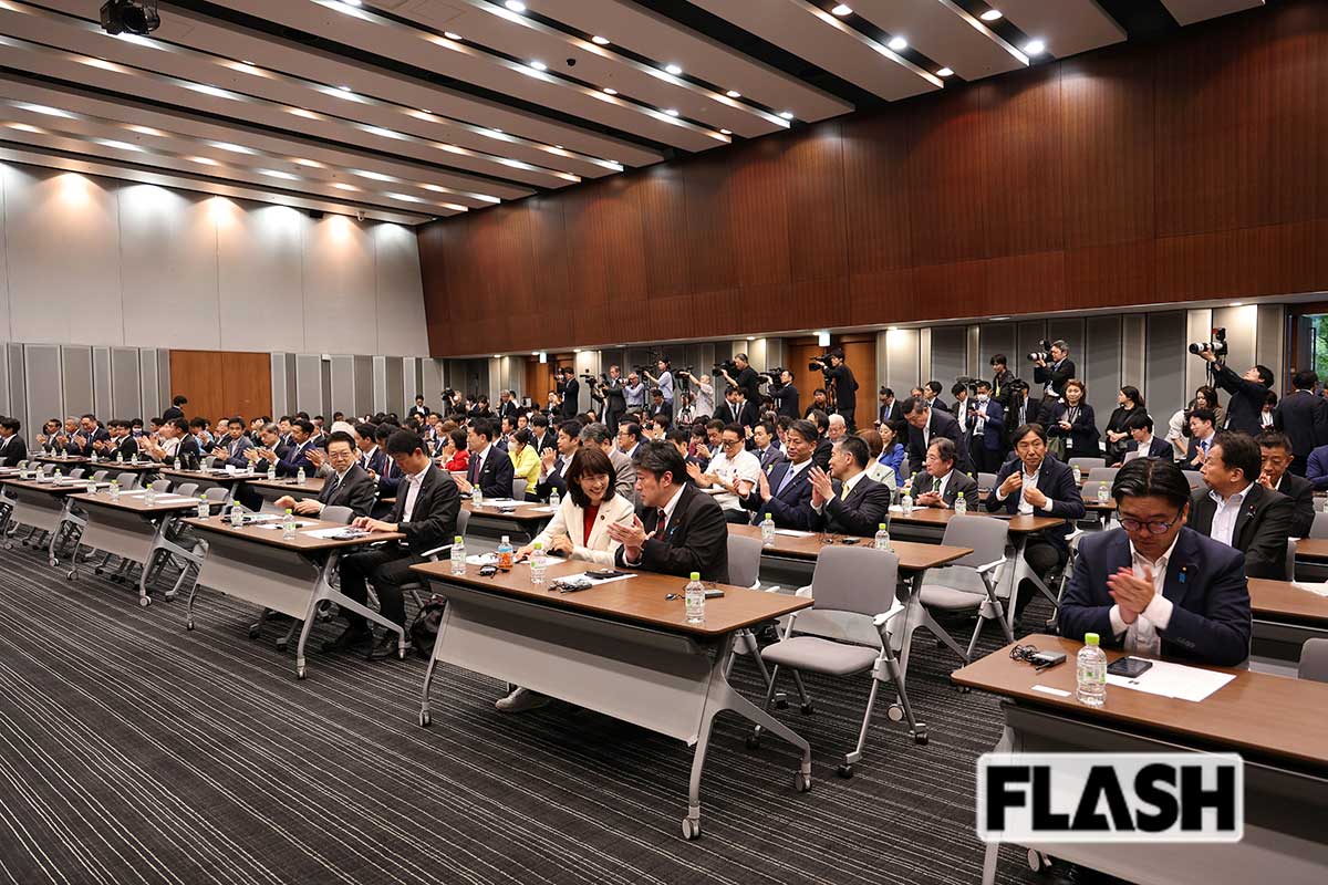 最前列の席で楽し気に話す丸川珠代衆院議員と中山泰秀衆院議員（写真・吉田 豊）