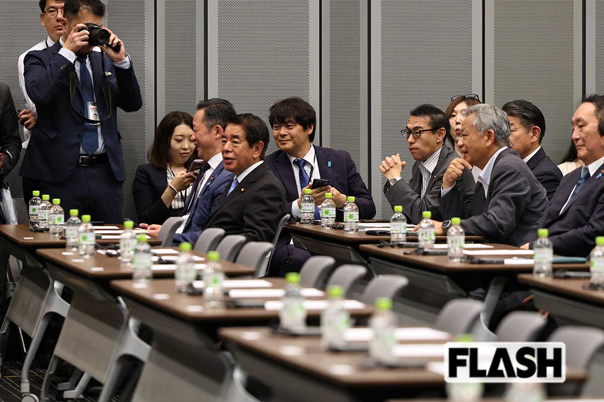 最前列の隅っこに座る下村博文衆院議員（写真・吉田 豊）