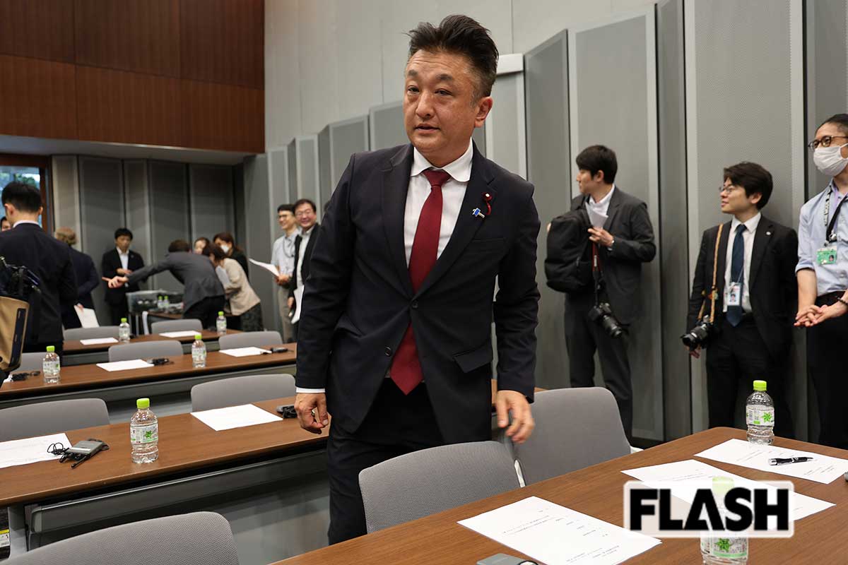 会場に一番乗りした新人の上原正裕衆院議員（写真・吉田 豊）