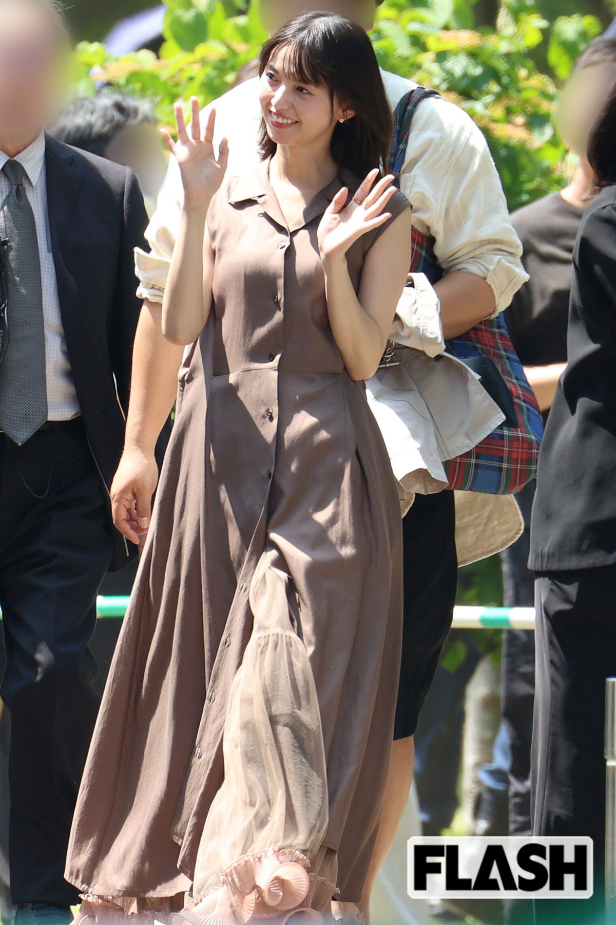 出待ちをするファンに笑顔で手をふる齋藤飛鳥。新鮮なバッサリヘアだ
