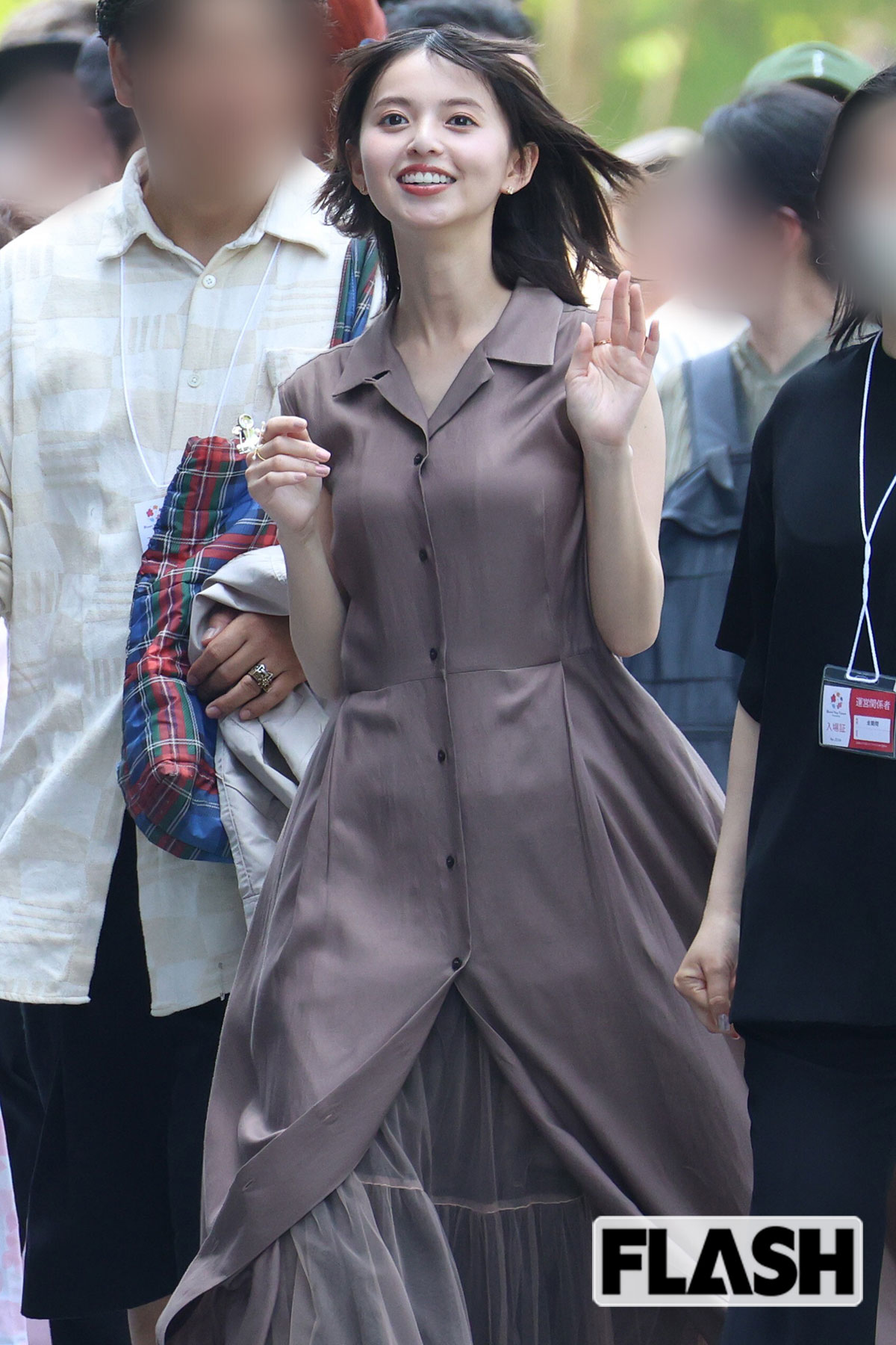 多くのスタッフに囲まれて移動する齋藤飛鳥