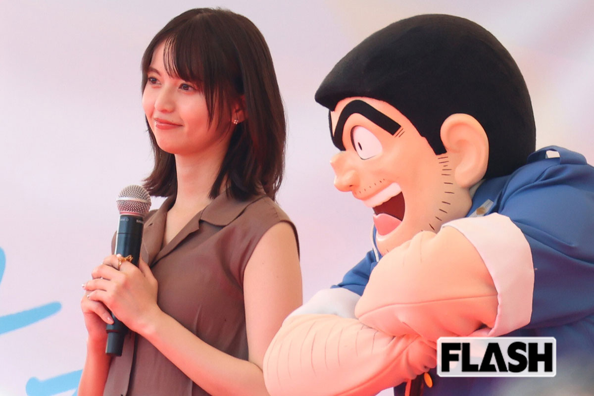 両津勘吉の着ぐるみと並ぶ齋藤飛鳥。爆笑をかっさらうマイクパフォーマンスを見せた