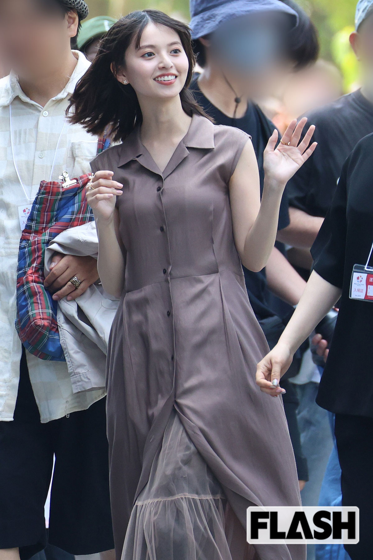 爽やかなロングワンピースに身を包んだ齋藤飛鳥