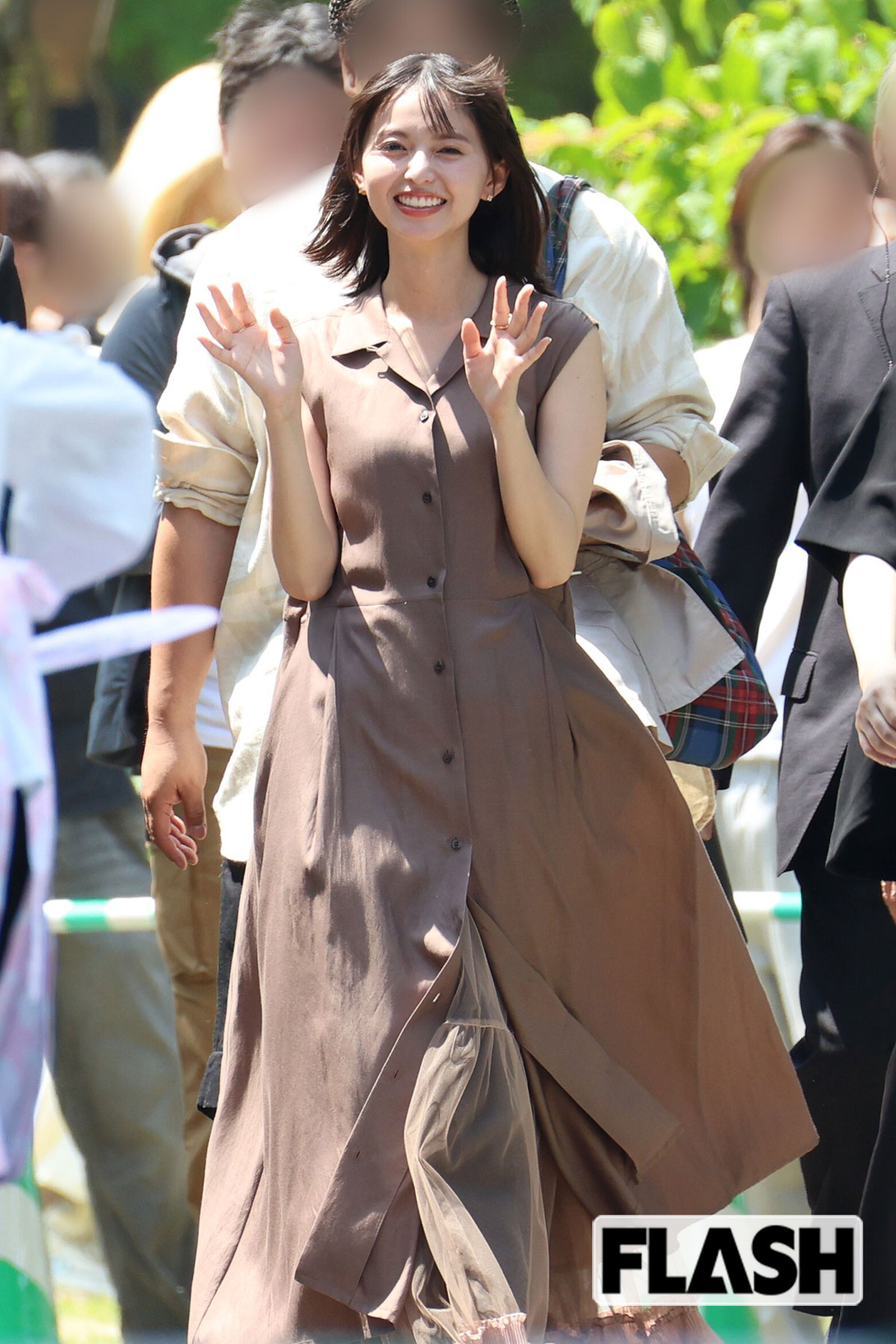 両手で手を振る齋藤飛鳥