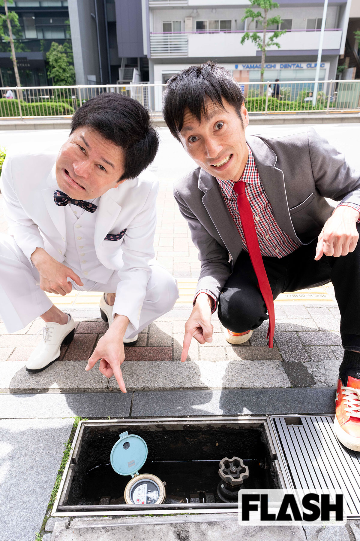 水道検針員バイトの待遇が改善され喜ぶ「チャーミング」の野田ちゃん（左）と、「みちがえる」のたけし（写真・木村哲夫）