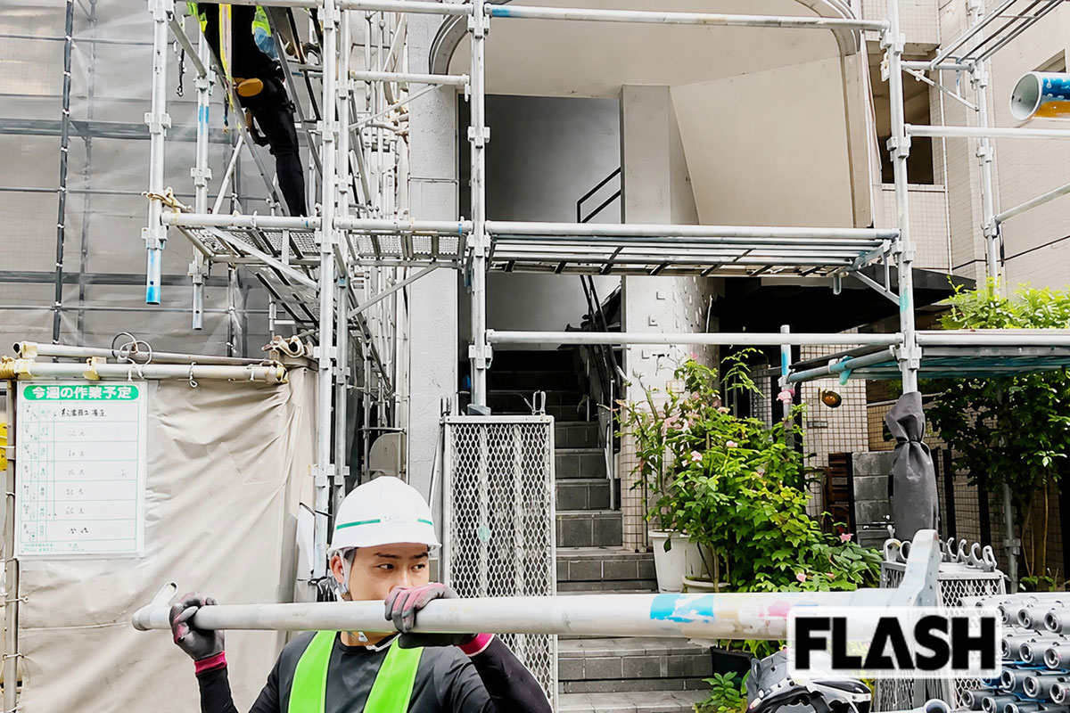 建築現場では若手不足と高齢化が進むが、「秀英」には20代の職人も所属し、技術を学ぶ