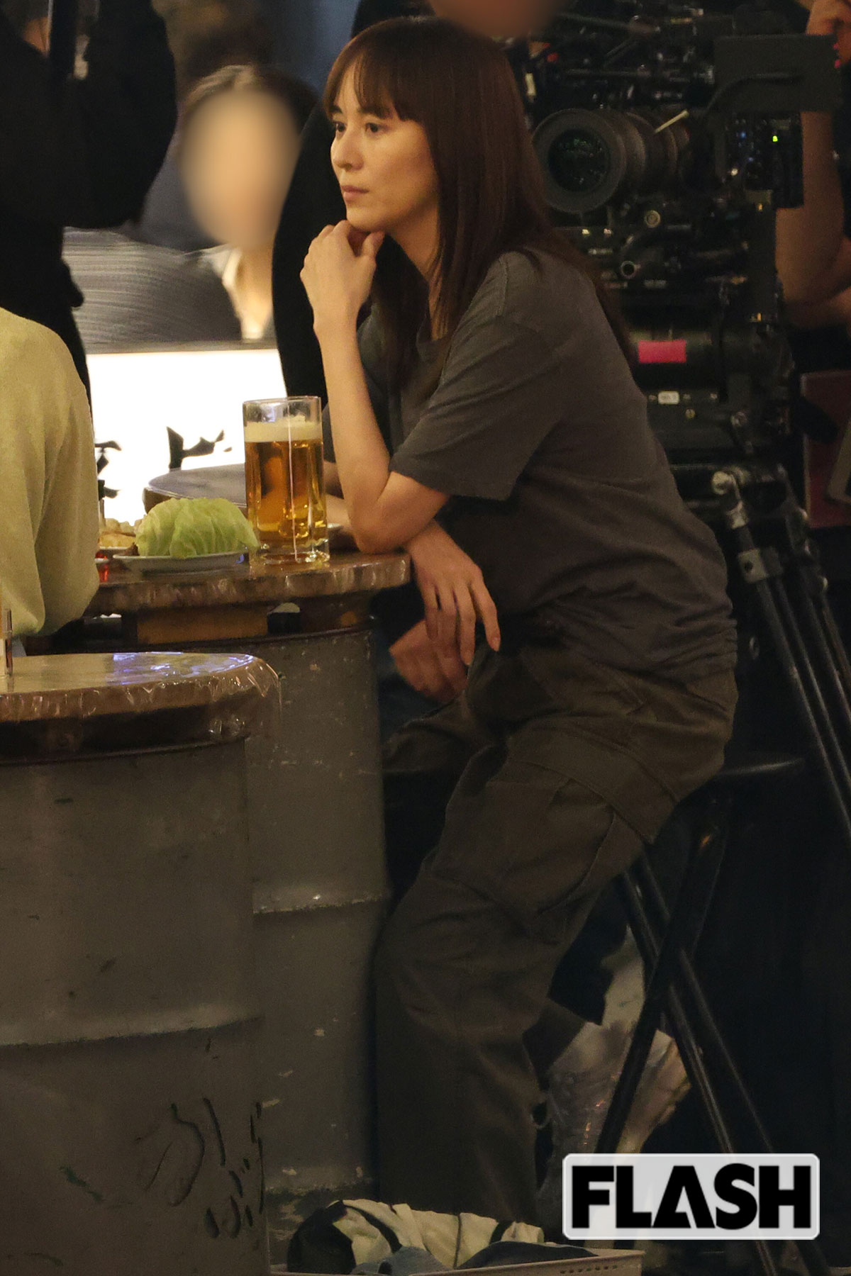 比嘉愛未、赤羽の赤提灯で“飲んだくれ”ロケ姿目撃!　芸能界きっての「ビール好き」は上機嫌でスタッフへ“神対応”