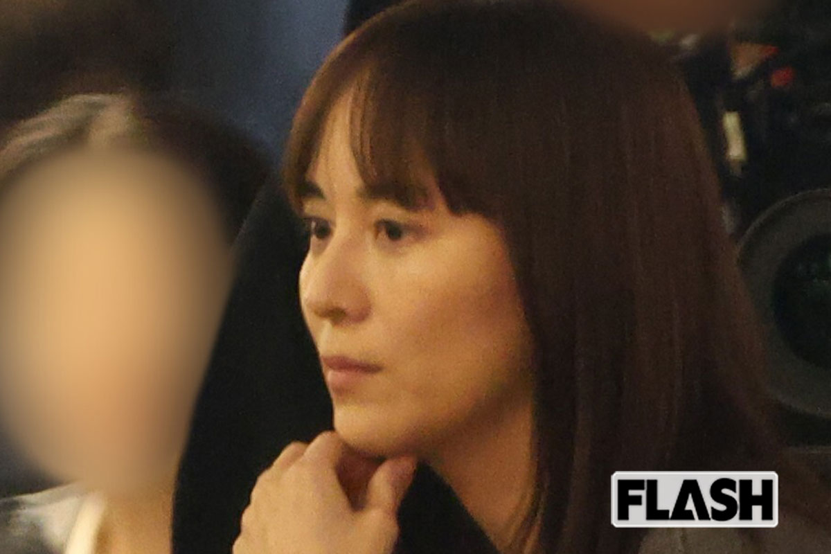 比嘉愛未、赤羽の赤提灯で“飲んだくれ”ロケ姿目撃!　芸能界きっての「ビー…