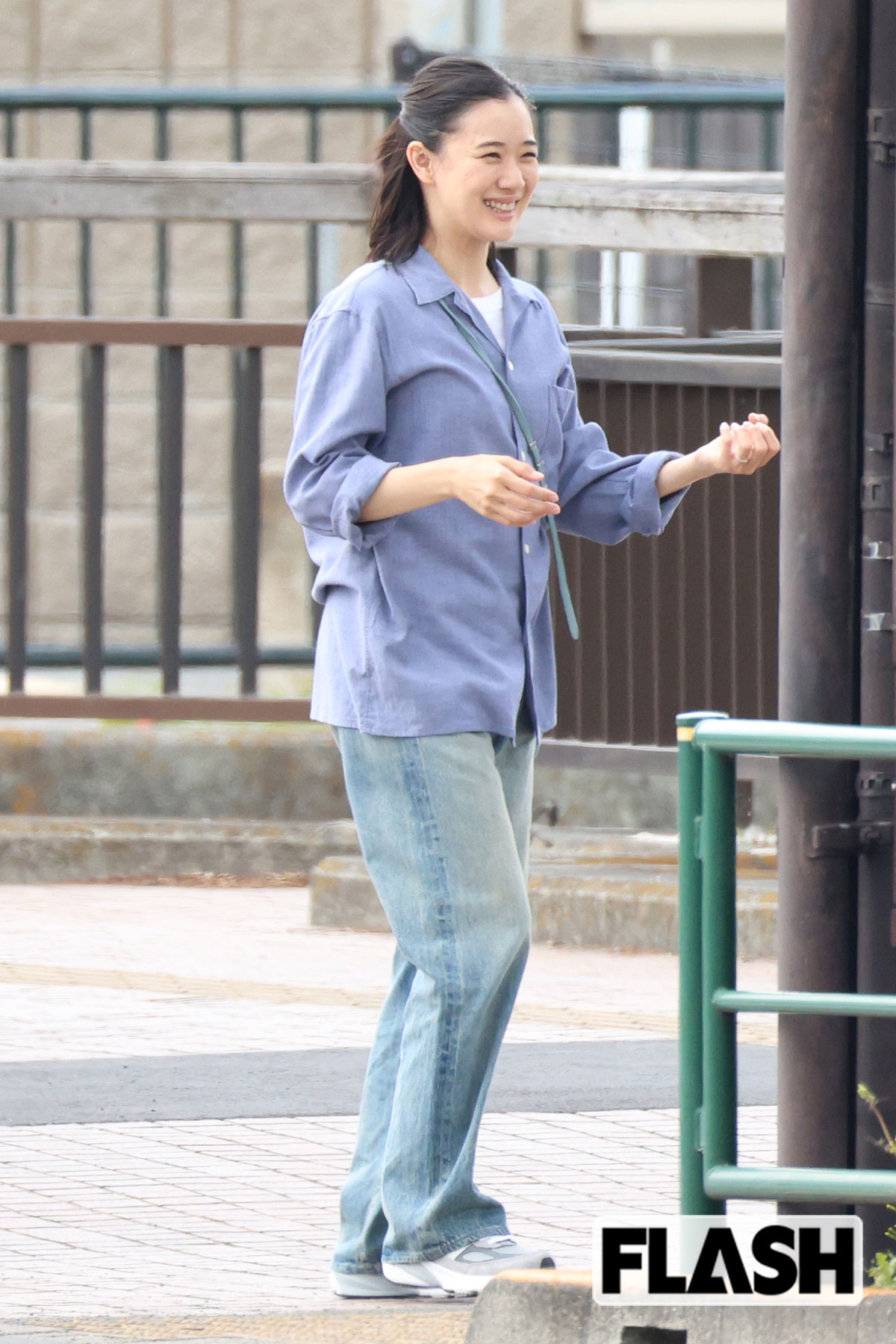 笑顔ではしゃぐ様子の蒼井優
