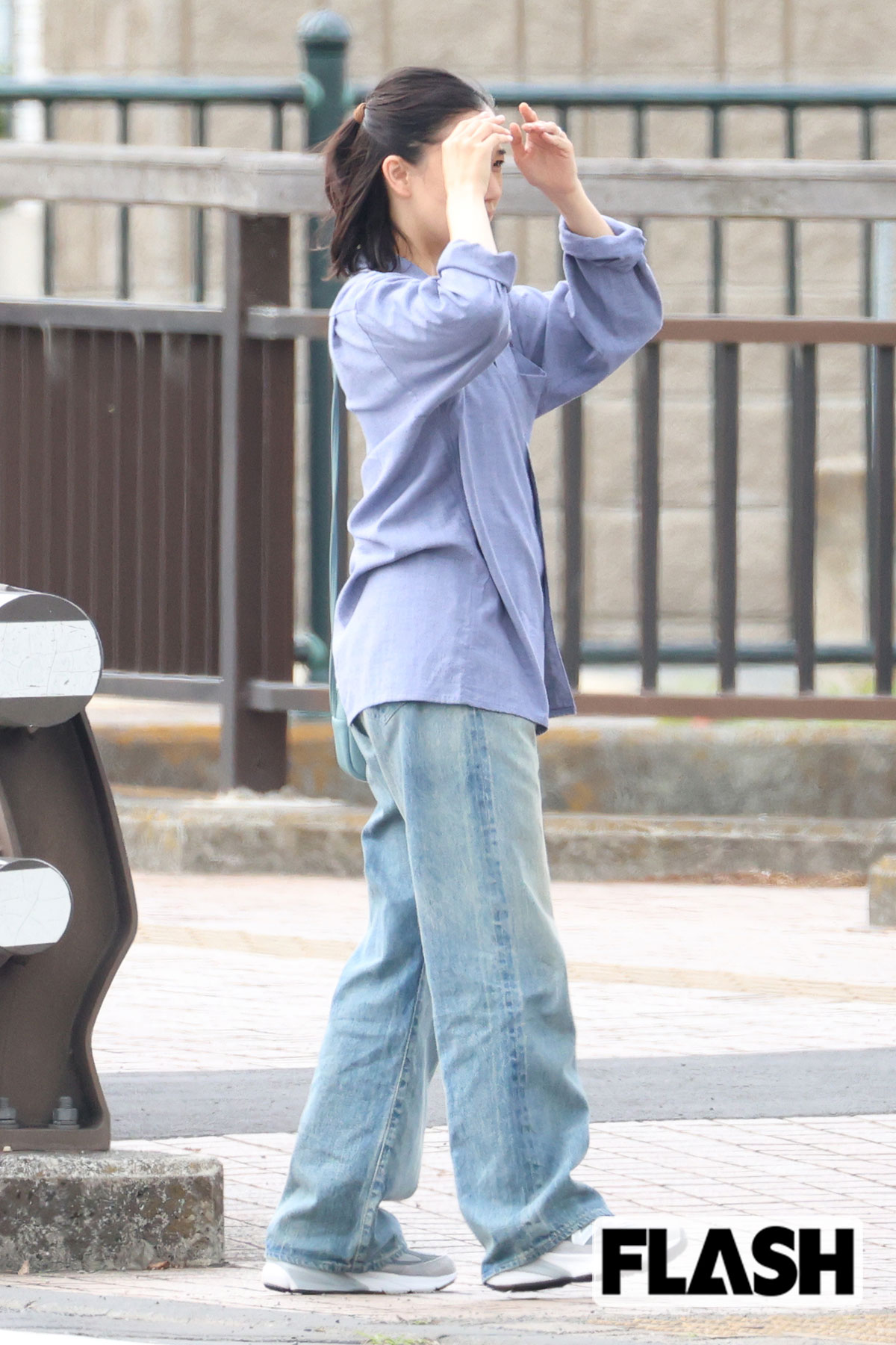 手をかざして遠くを見つめる蒼井優