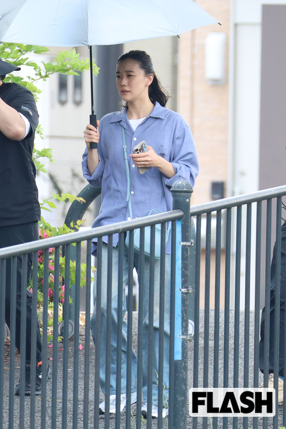 日傘を手にする蒼井優