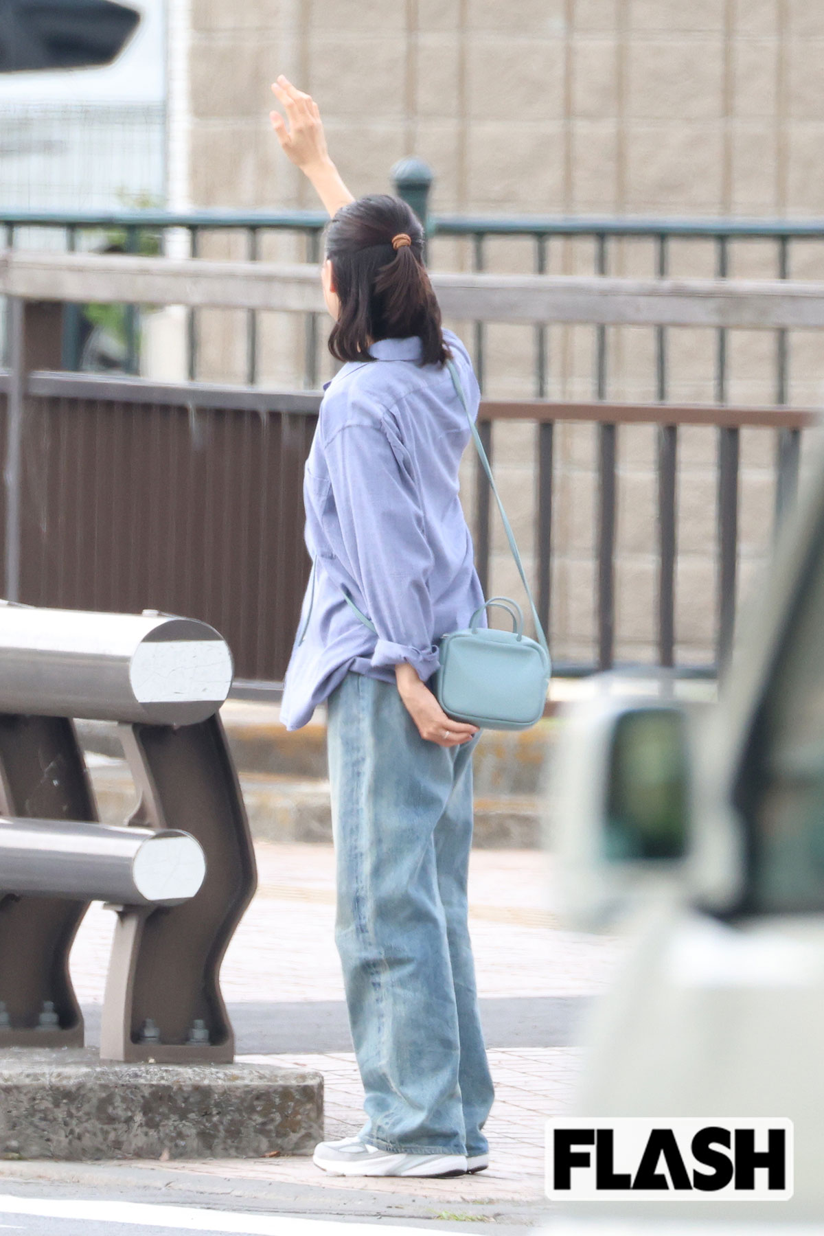 タクシーを停める演技をする蒼井優