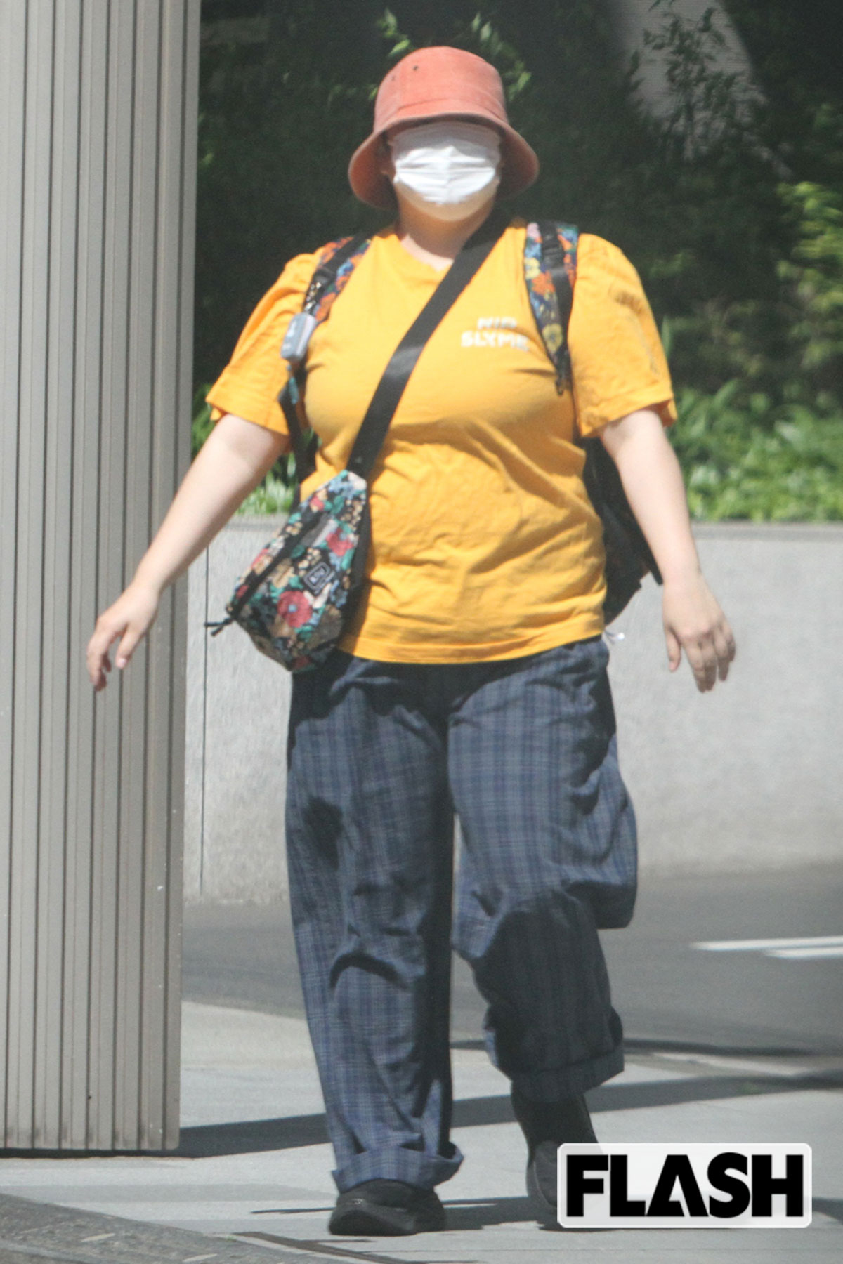 やす子、ド派手ファッションでテレビ局から“徒歩行軍”! 防犯ブザー装備で“自衛”はさすがバッチリ