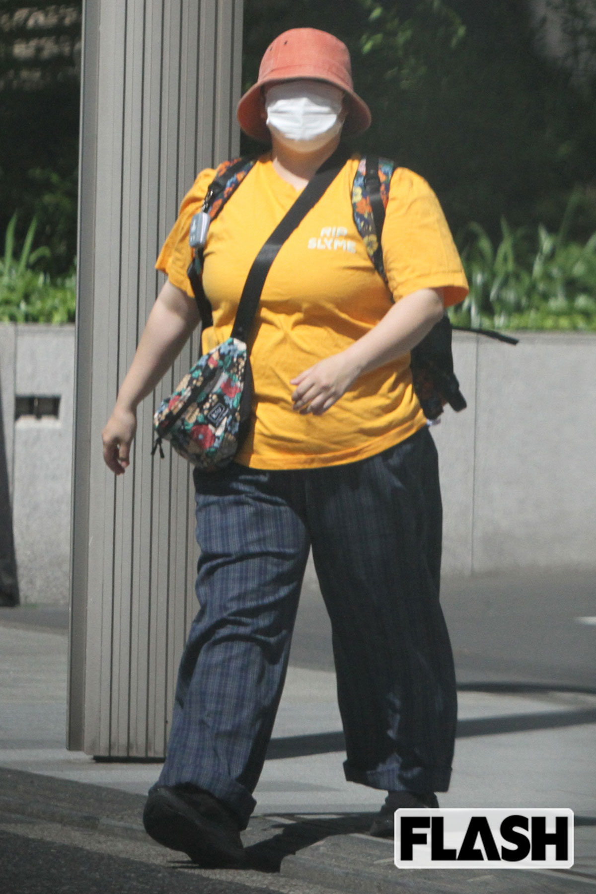 ド派手なRIP SLYMのTシャツを来たやす子