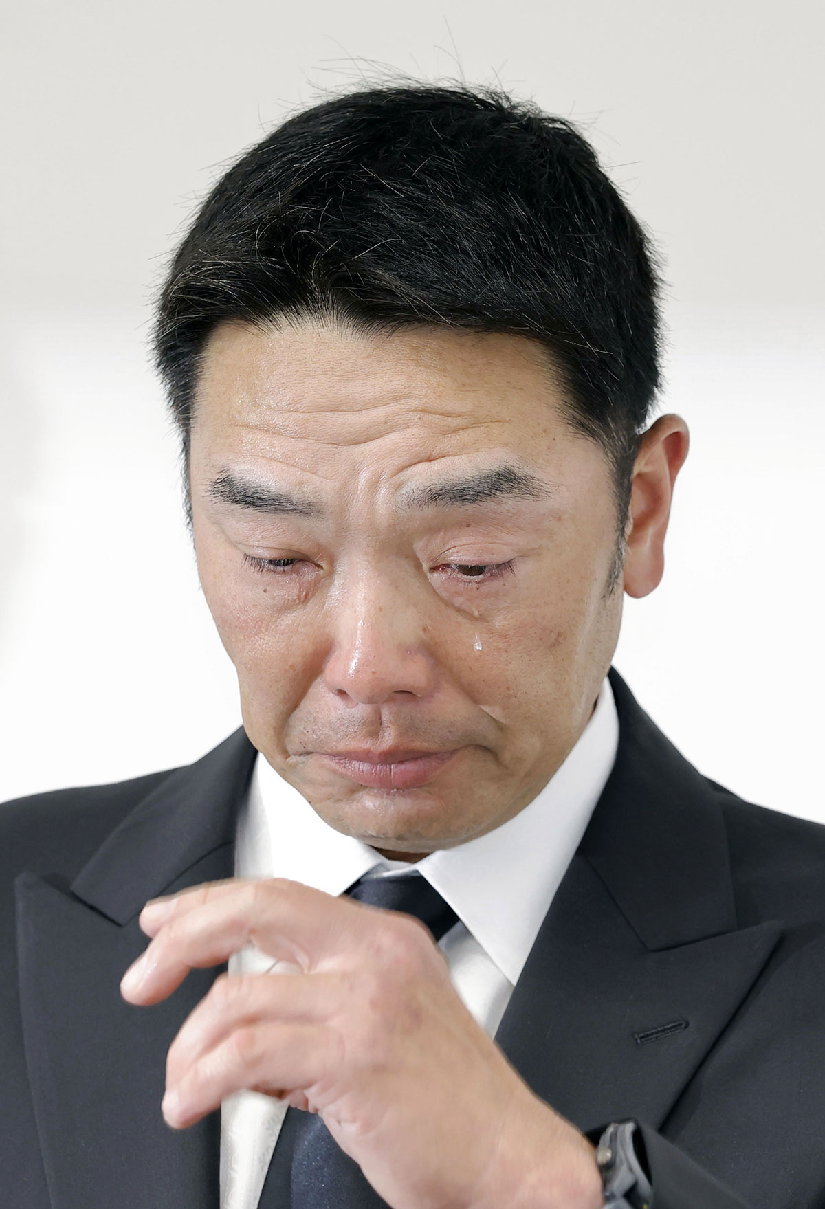 釈放後、謝罪会見で号泣謝罪した阿部慎之助前監督（写真・共同通信）