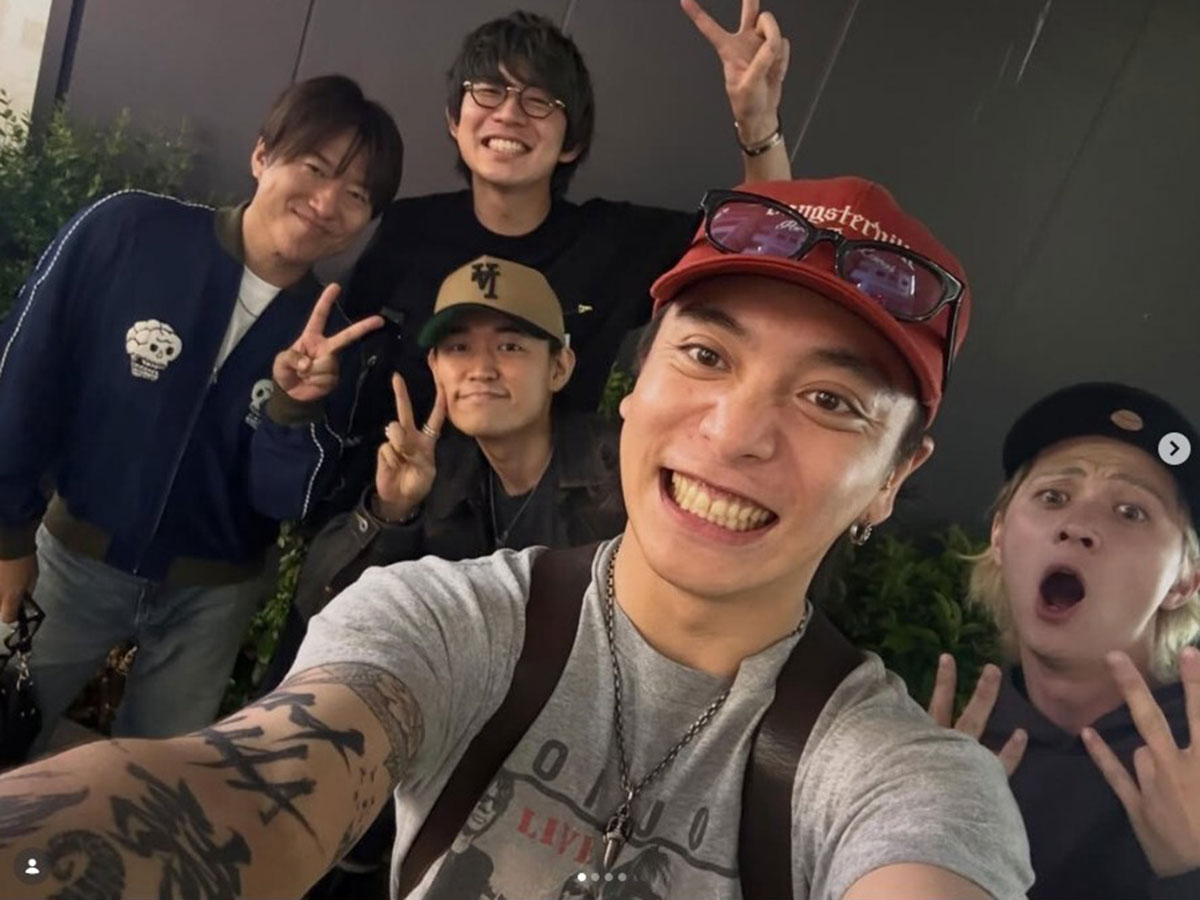 右腕にたくさんのタトゥーが見える優里（画像・優里のInstagram「yuuri__music__official」より）