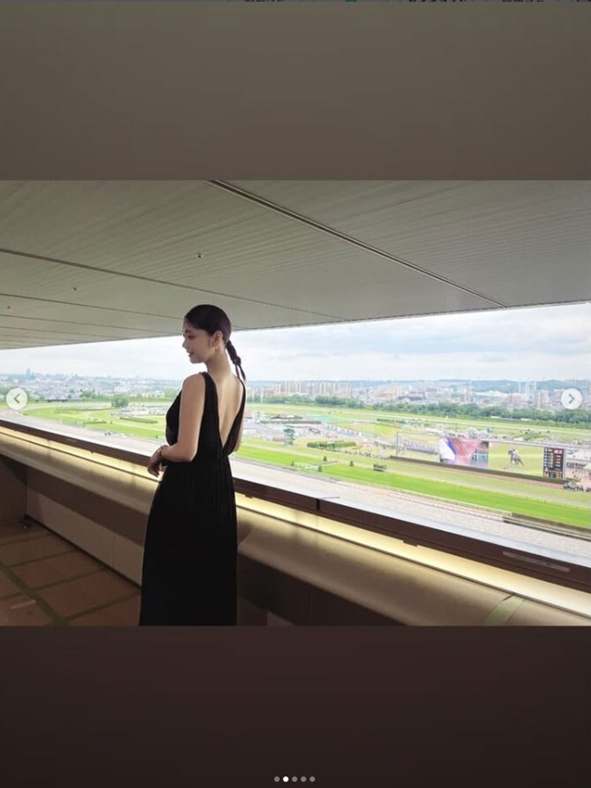 背中と胸元がぱっくりと開いたドレスを着こなす倉科カナ(画像・倉科カナのInstagram「kanakurashina_official」より)