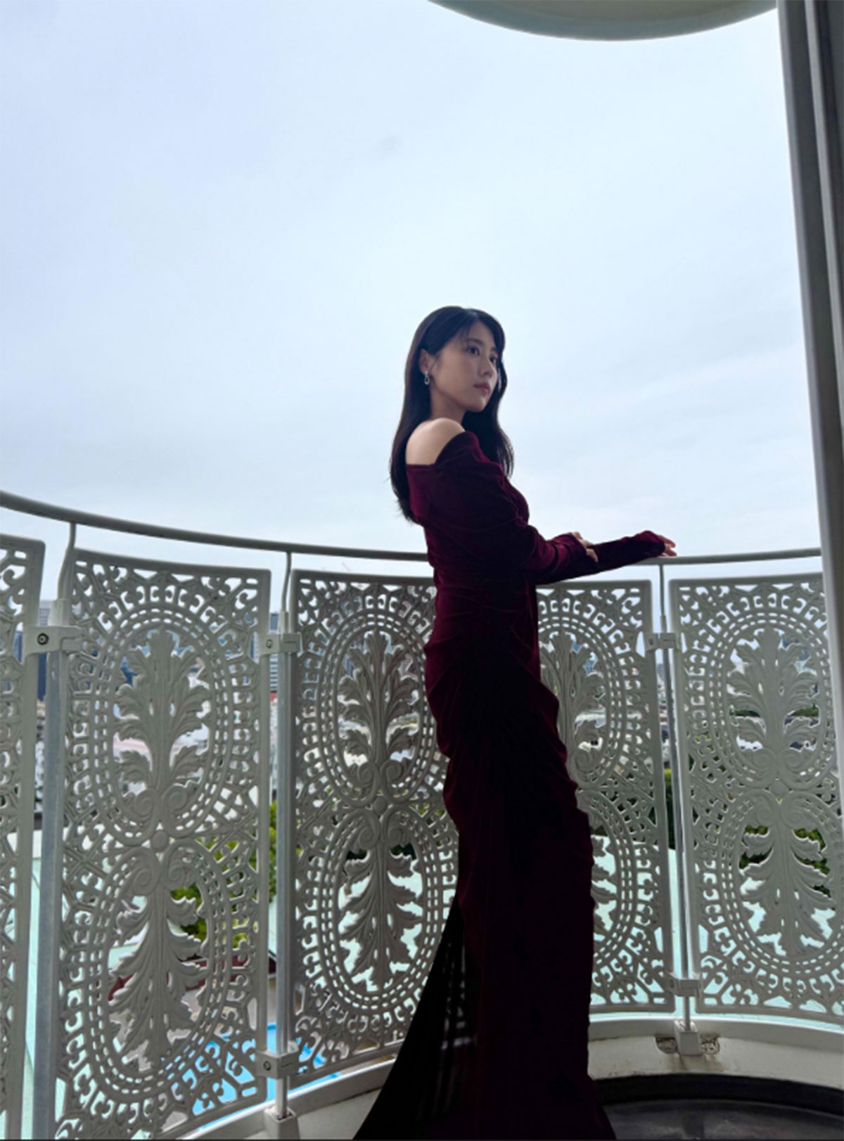 有村架純のドレス姿には、称賛も多く集まったもののスタイリングへの違和感も一部で寄せられた（画像・『有村架純’s staff』のX「@Kasumistaff」より）