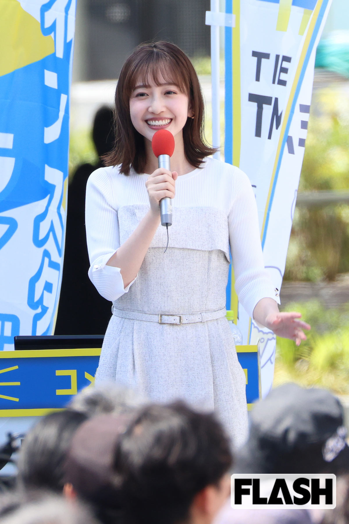 爽やかな白いワンピースを着た南後杏子アナ