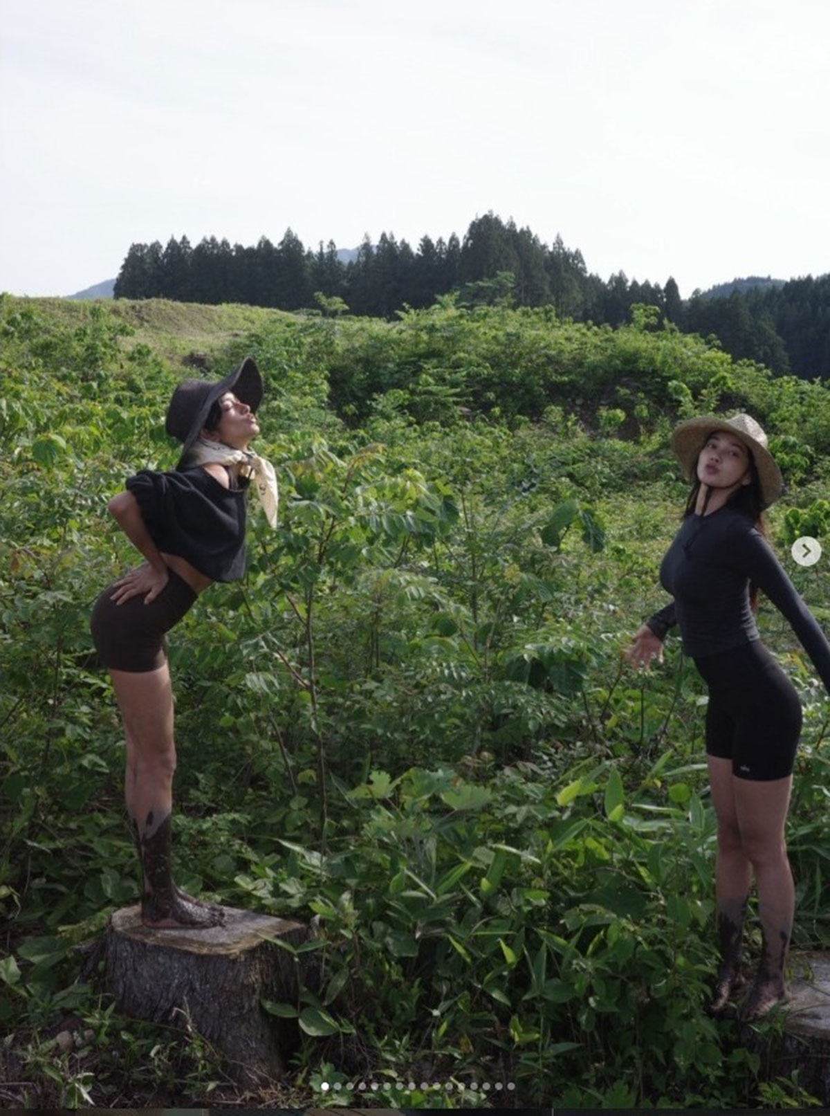生足丸出しで田植えをするローラ（左　画像・『ROLA JPBDIN』のInstagram「rolaofficial」より）