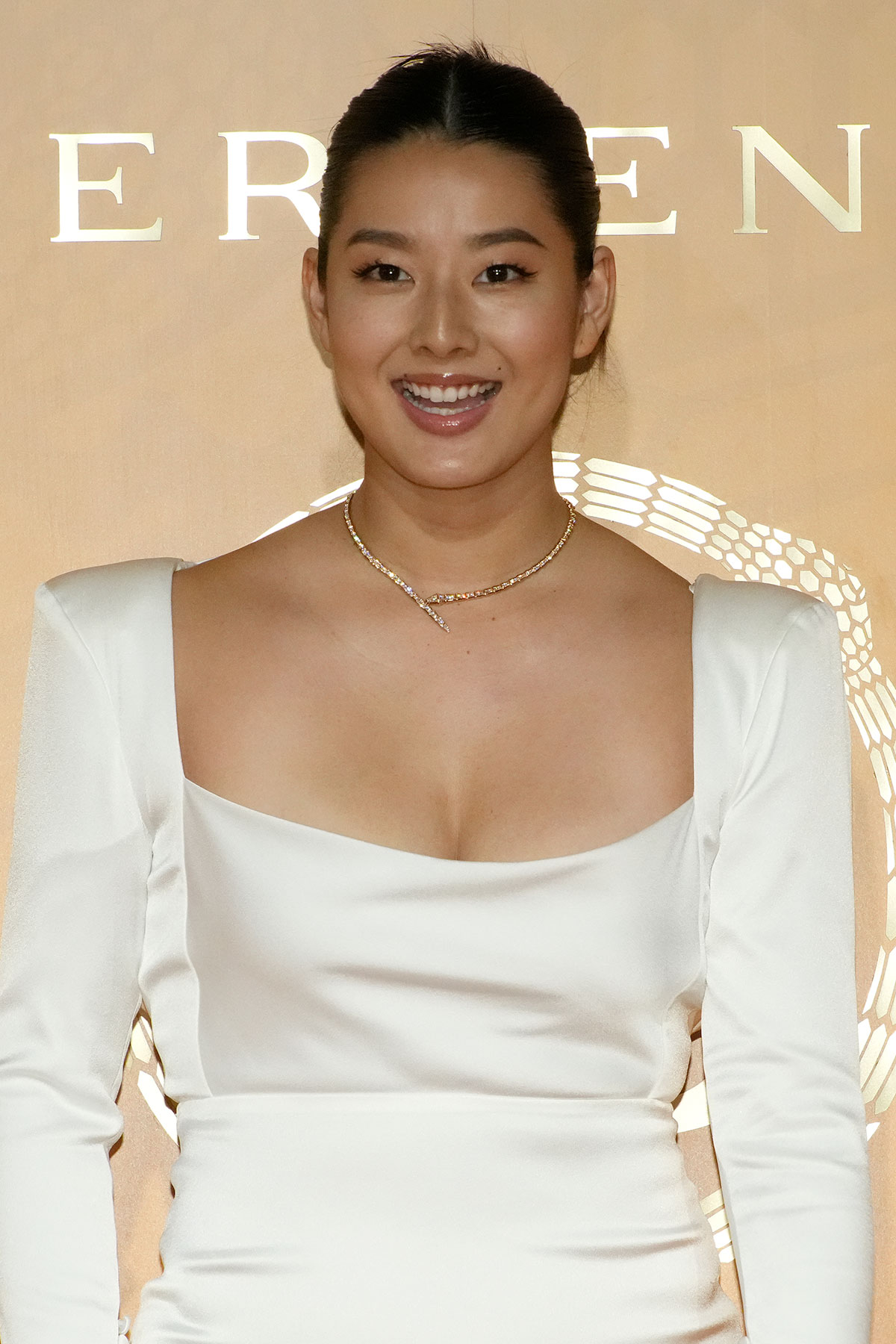 すみれ ショートパンツに大胆デコルテ露出…“セクシーすぎる”田植え投稿に「農業にファッションは必要?」一部では違和感も
