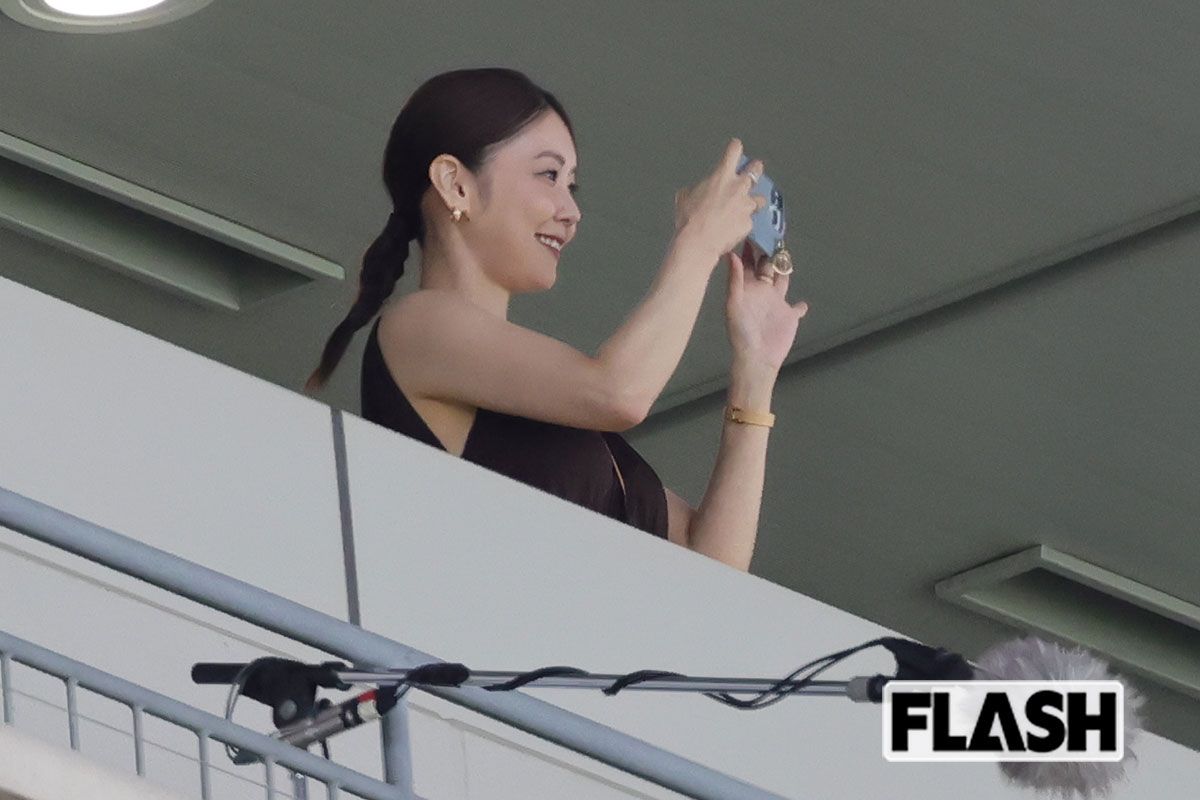出演者用の席から写真を撮る倉科カナ