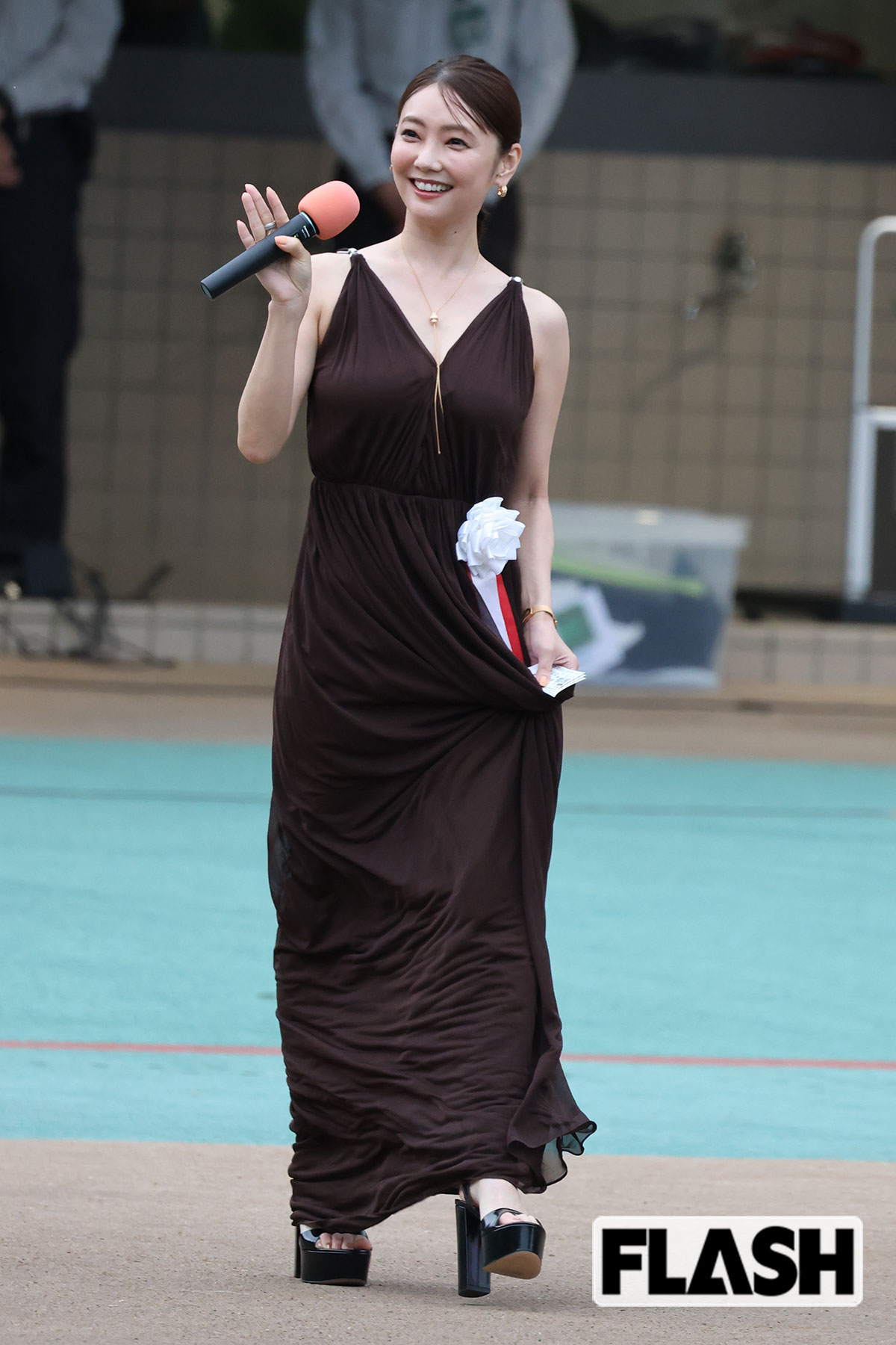 馬券を片手にステージに向かう倉科カナ