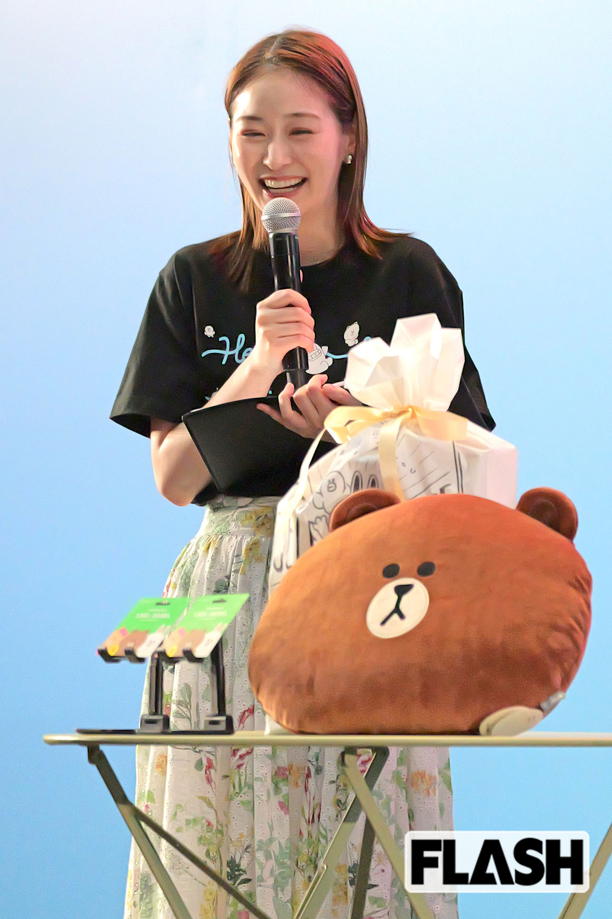 “オン眉” を封印した岩田絵里奈。センターパートの爽やかなルックスだ