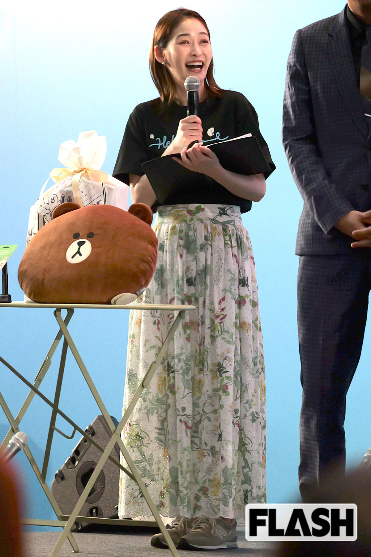 大きなリアクションを披露する岩田絵里奈