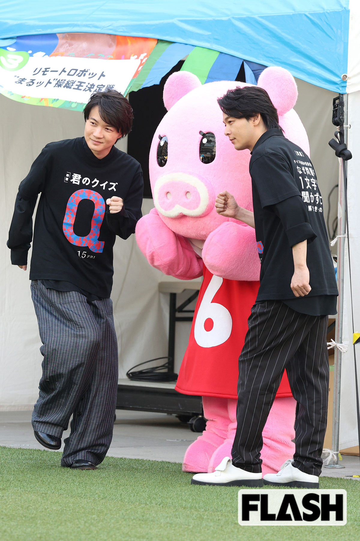TBSのマスコット・ブーナとポーズを取る神木隆之介と中村倫也