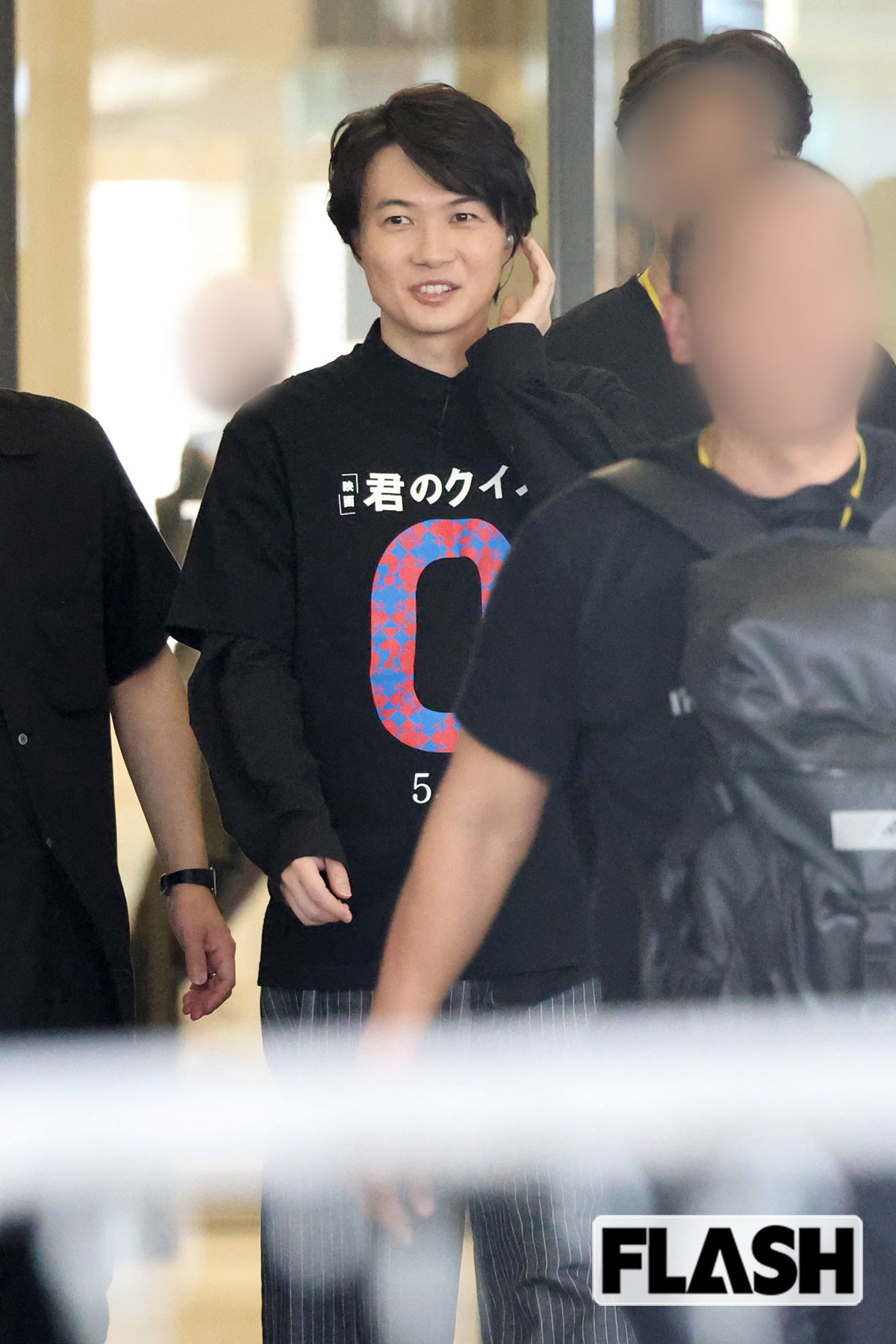 爽やかな笑顔で撮影現場を訪れる神木隆之介