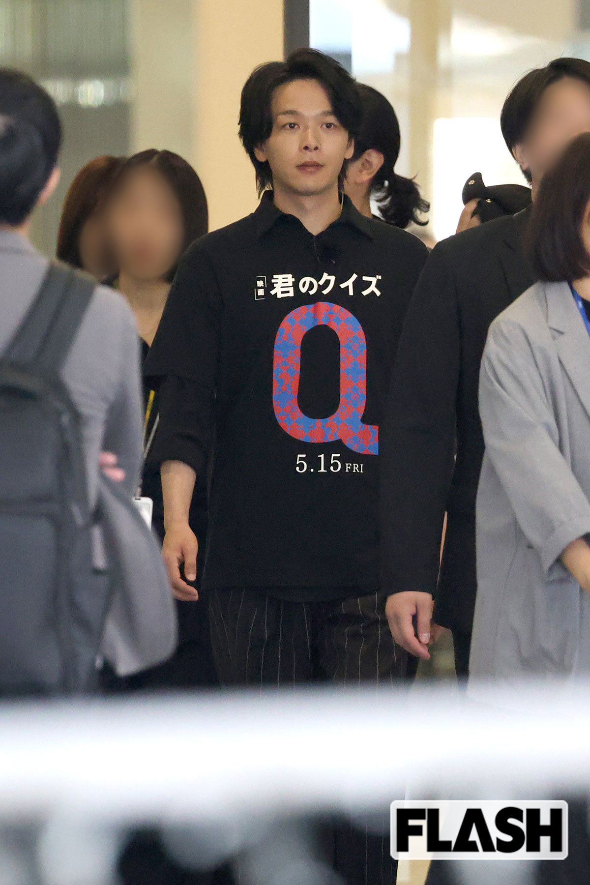 関係者に囲まれた中村倫也