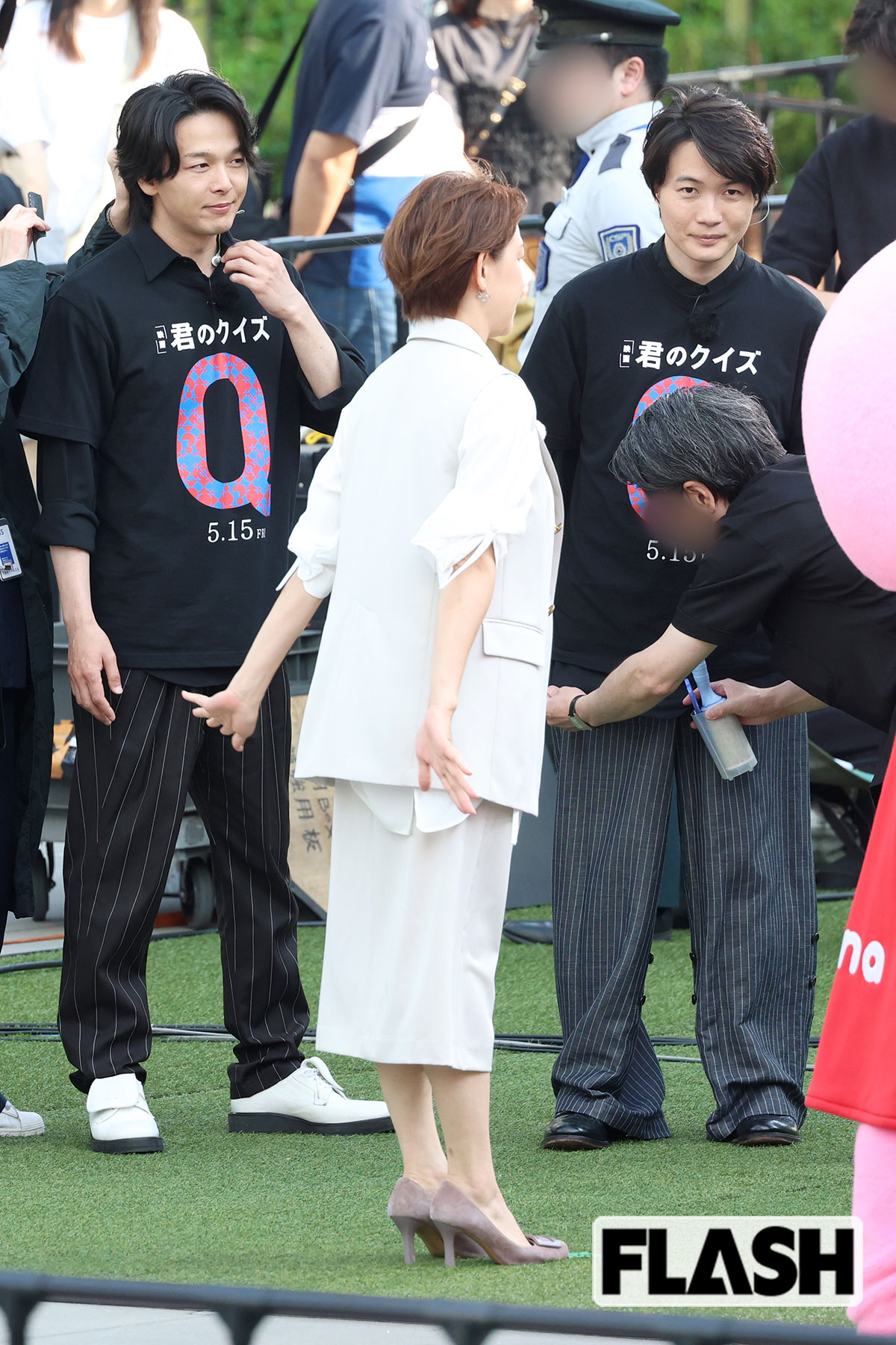 収録前に服装をチェックする神木隆之介と中村倫也