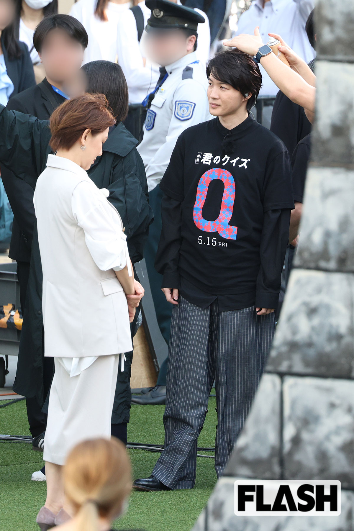 ヘアスプレーで髪型を固める神木隆之介