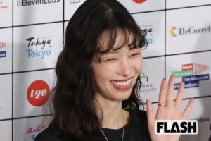森川葵、レッドカーペットで黒ドレス姿をキャッチ！ “げっそり” 痩せ見え…