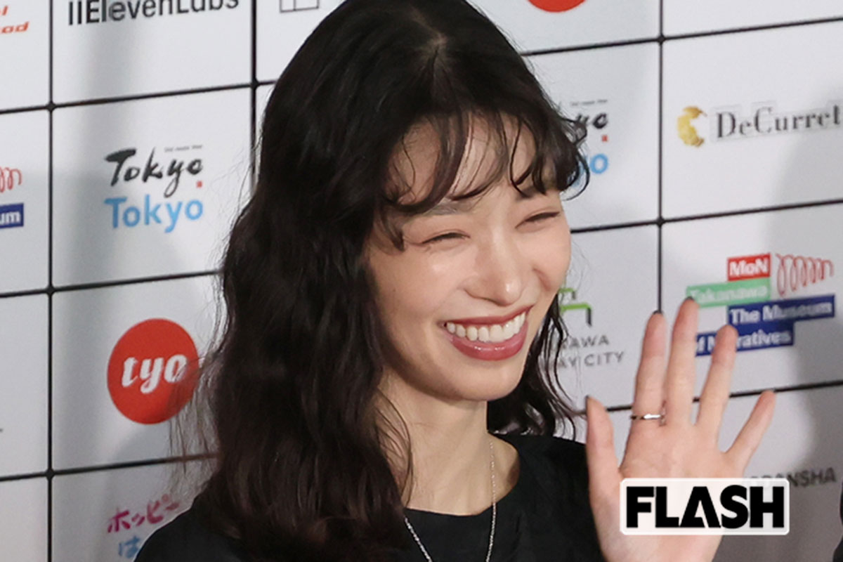 森川葵、レッドカーペットで黒ドレス姿をキャッチ！ “げっそり” 痩せ見え…