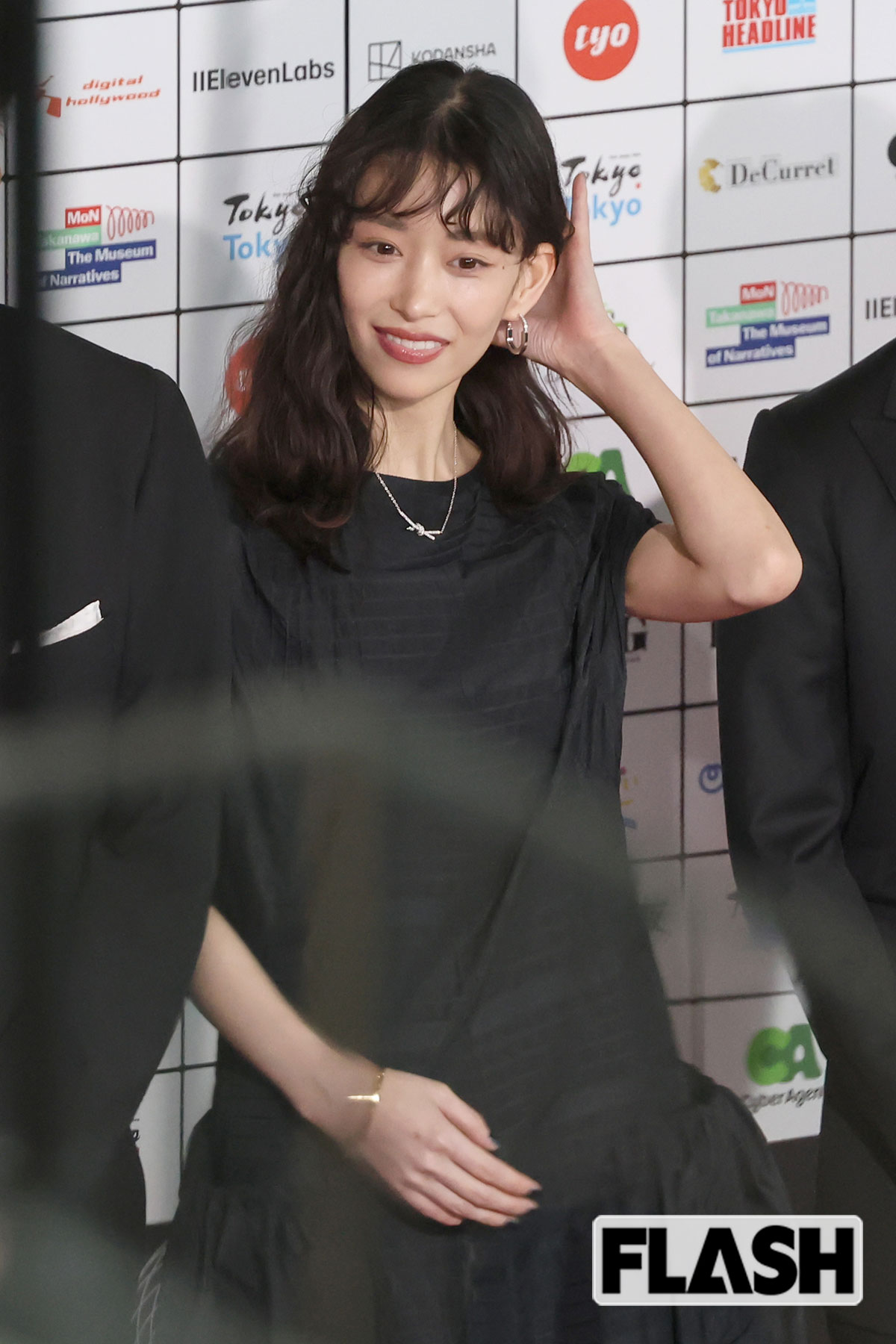 髪をかき上げる森川葵