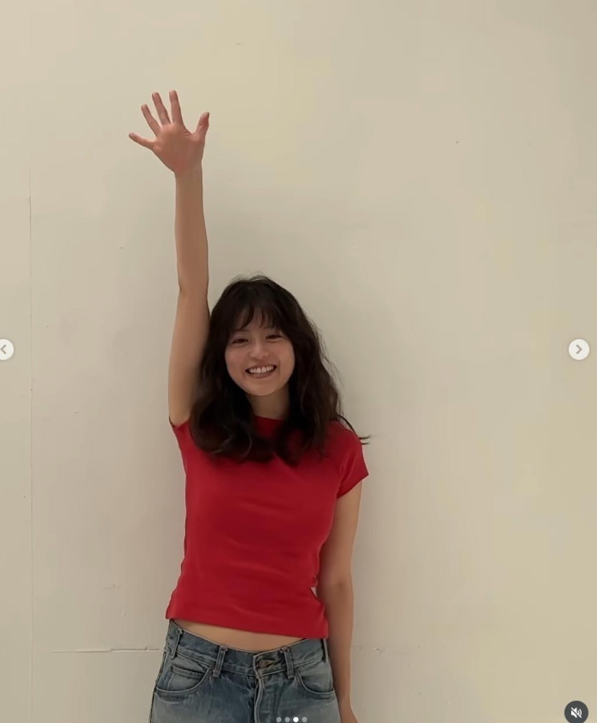 グッズの撮影風景を公開した今田美桜。お腹チラ見せにファンが絶賛の声をあげている(所属事務所コンテンツ・スリーの公式Instagramより)