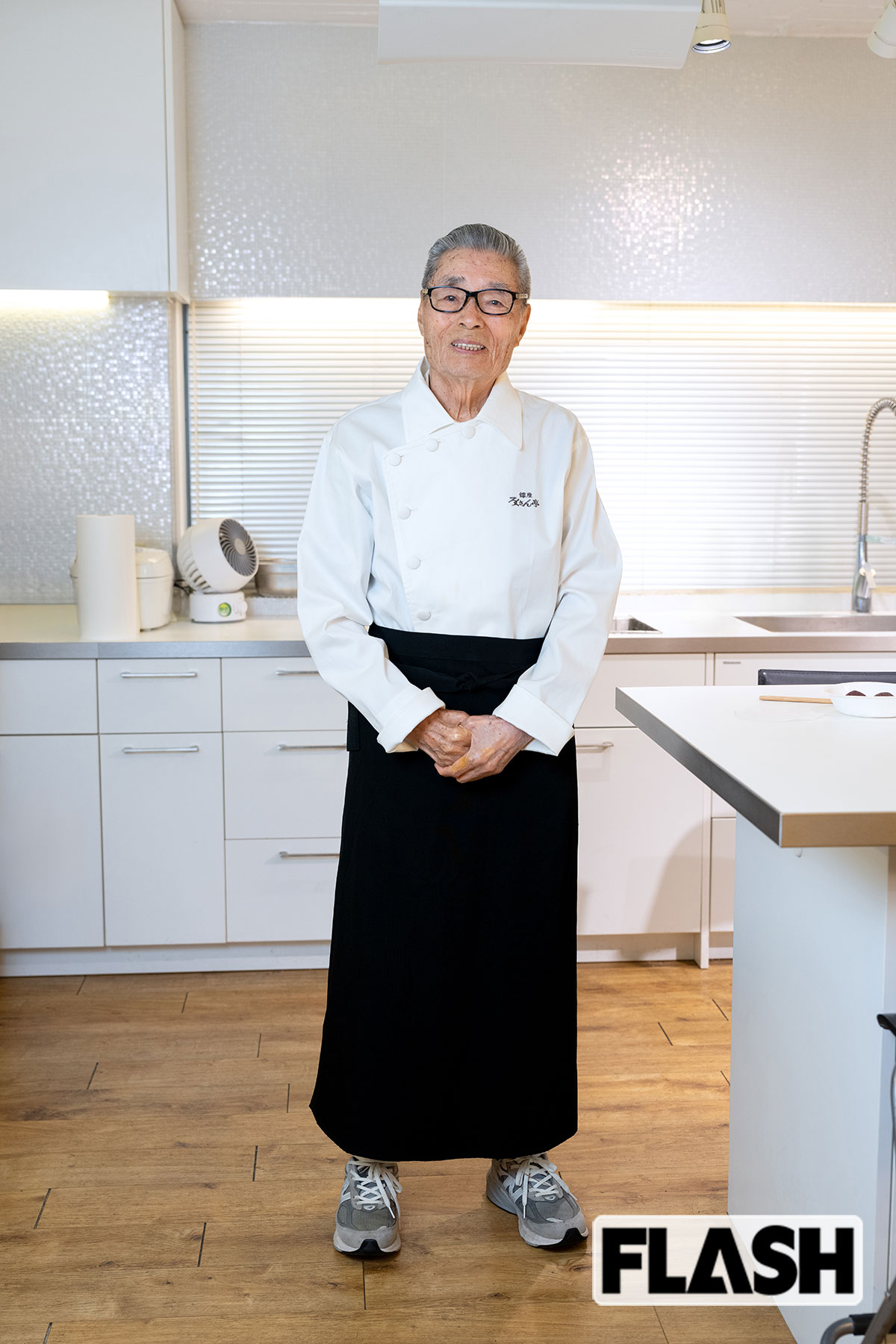 道場六三郎さんはこの日、テストキッチンで試食に臨んでいた（写真・福田ヨシツグ）