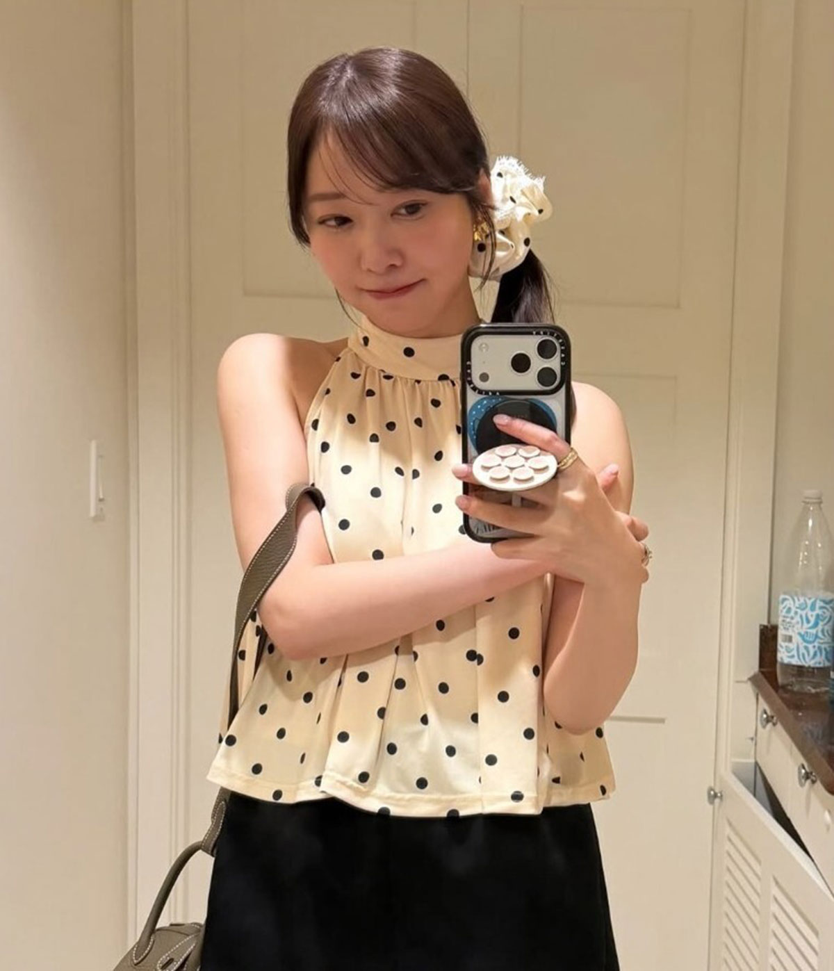 指原莉乃が投稿したノースリーブ写真。ほっそりとした二の腕にファンか心配の声があがっている（画像・『Rino Sashihara』のInstagram「345insta」より）