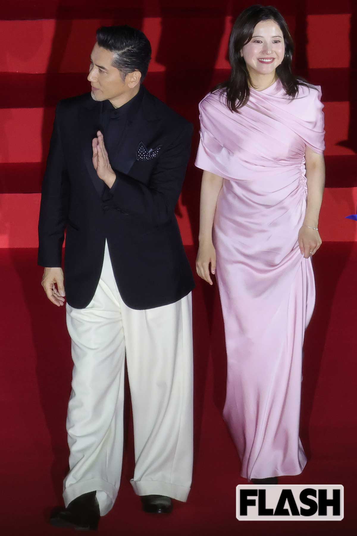 本木雅弘と並ぶ吉高由里子