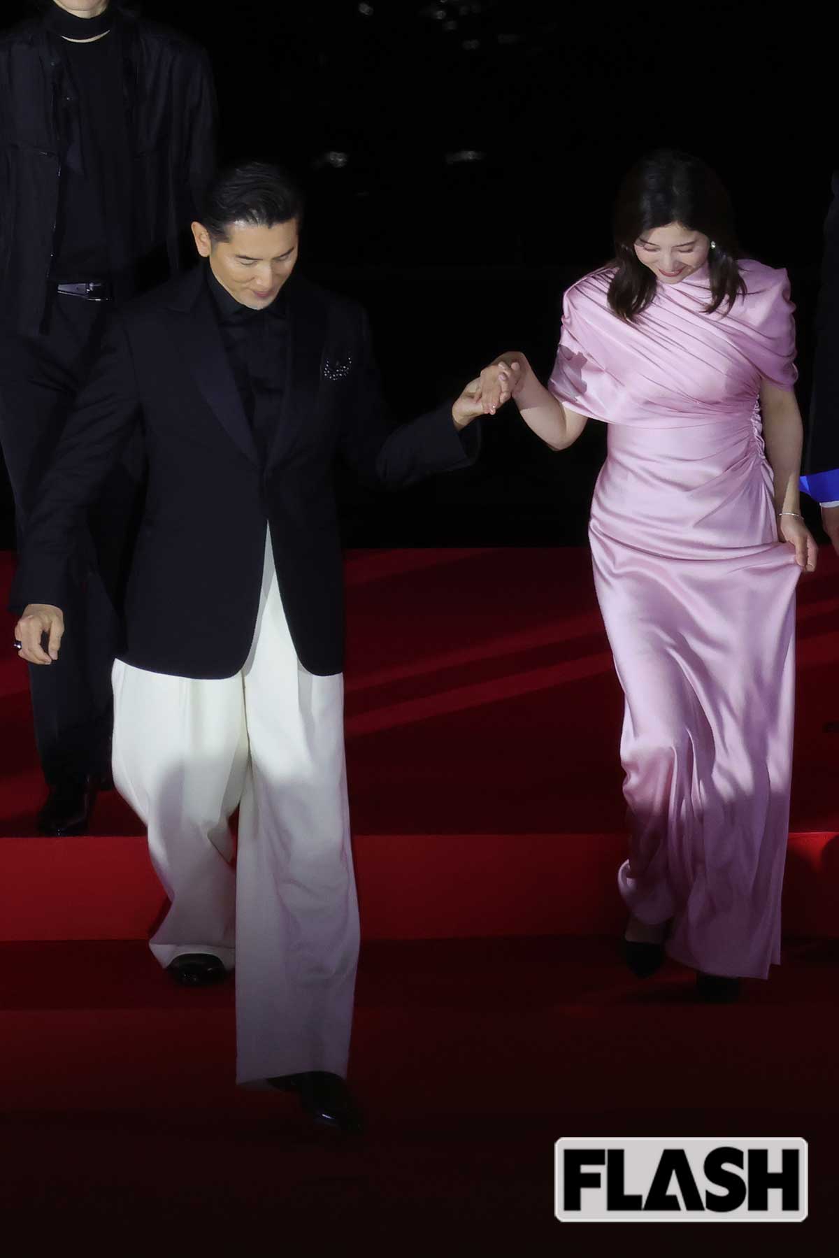 本木雅弘に手を引かれて歩く吉高由里子