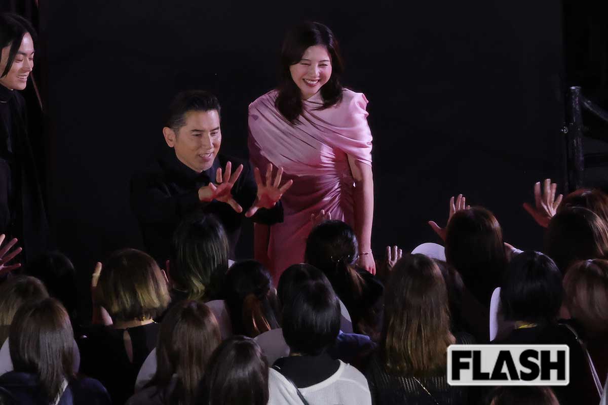ファンに歓迎されて笑顔になる吉高由里子