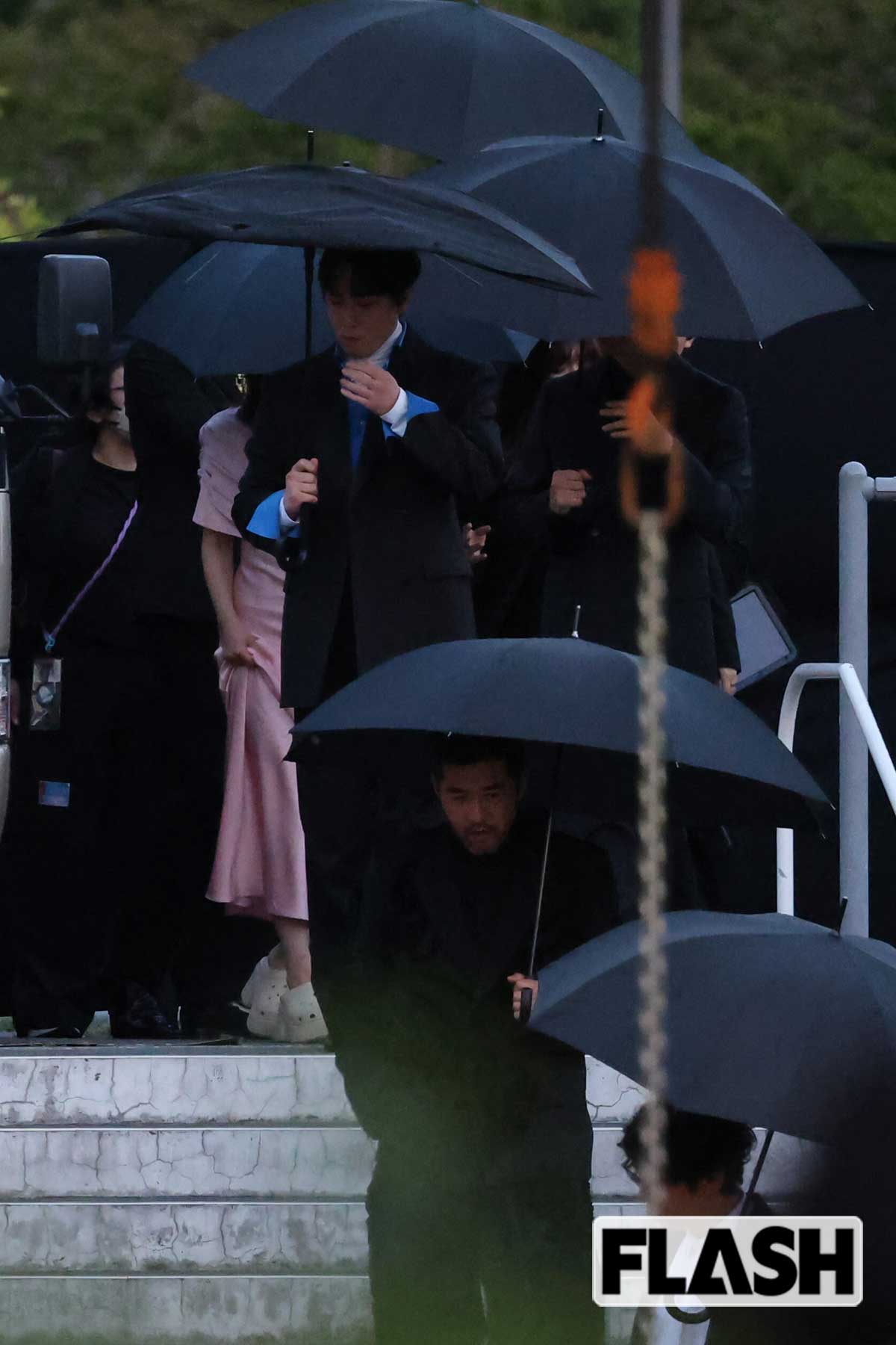 日傘を差して会場入りする吉高由里子ら
