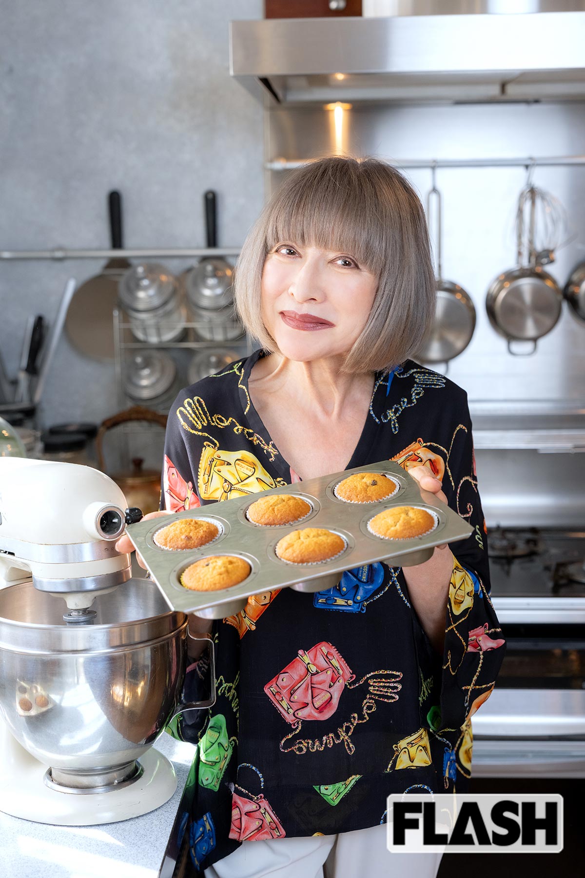 藤野真紀子さん。試作品のマフィンを手に（写真・福田ヨシツグ）