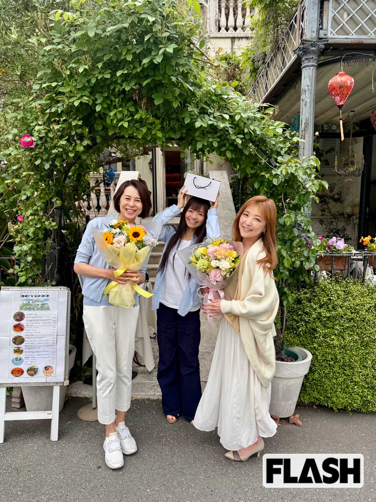 園山真希絵さん（中央）。日本野菜ソムリエ協会理事の王理恵さん（左）、クリエイティブディレクターの渋井しほりさん（右）と、2人の誕生日祝いを兼ねて打ち合わせ（写真・本人提供）