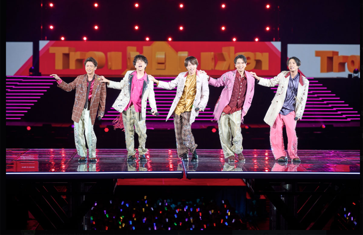 嵐の公式Xより。右から2番めの松本潤だが、ヘアメイクを担当した美容師の高木琢也氏が、ラストライブのために水抜きまでしたという松本の苦労を明かしていた