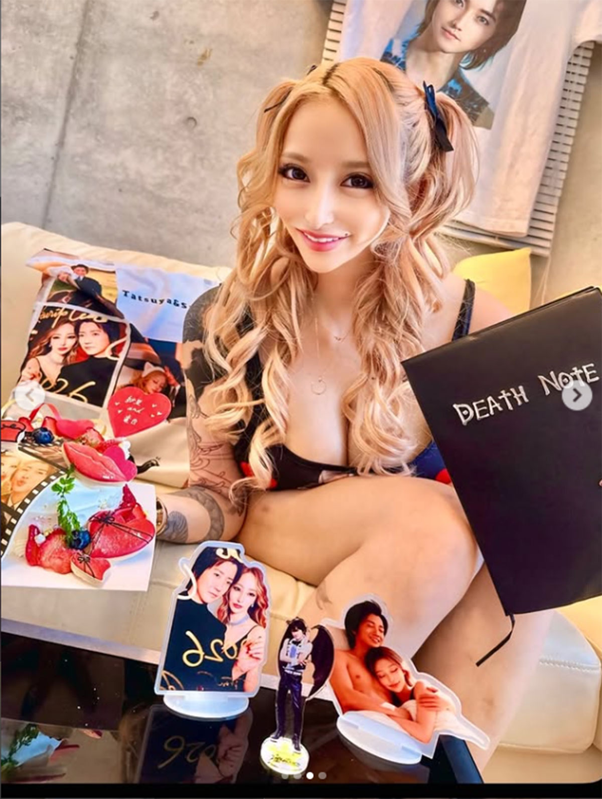 加藤紗里が公開した藤原竜也の推しグッズ。右下に“合成ベッドシーン”のアクリルスタンドが見える（画像・『加藤紗里（かとうさり）』のInstagram「katosari」より）